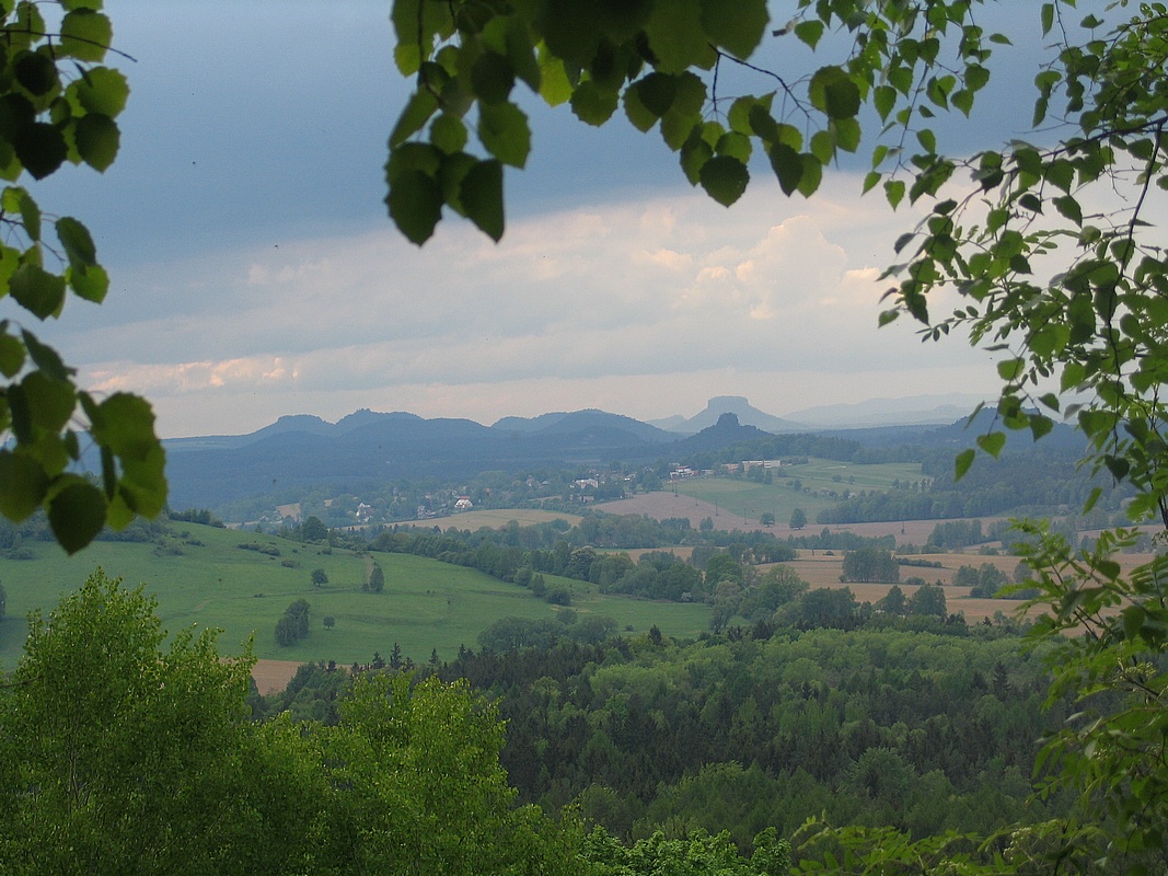 Pohled z Růžovského vrchu přes údolí Labe na Lilienstein a Zirkelstein