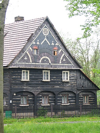 Podstávkový dům s roubeným patrem 
Markvartice