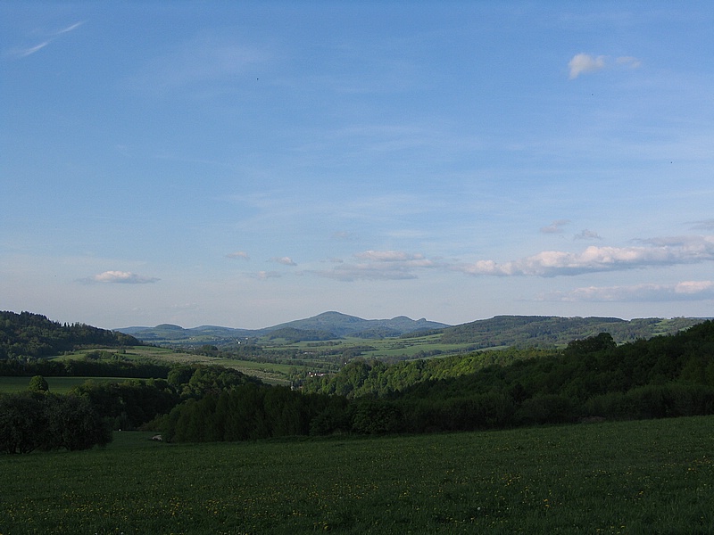 vhled na markvartickou kotlinu, vpravo stolov hora  Vysok les s rozhlednou Triangl