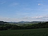 výhled na markvartickou kotlinu, vpravo stolová hora  Vysoký les s rozhlednou Triangl