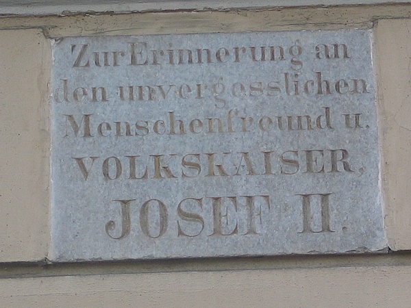 Pamětní deska na benešovském náměstí:
'Na paměť
nezapomenutelného
laskavého člověka a lidového císaře Josefa II' 