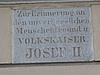 Pamětní deska na benešovském náměstí:
'Na paměť
nezapomenutelného
laskavého člověka a lidového císaře Josefa II'