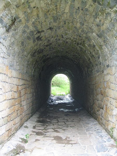 tunel pod tratí